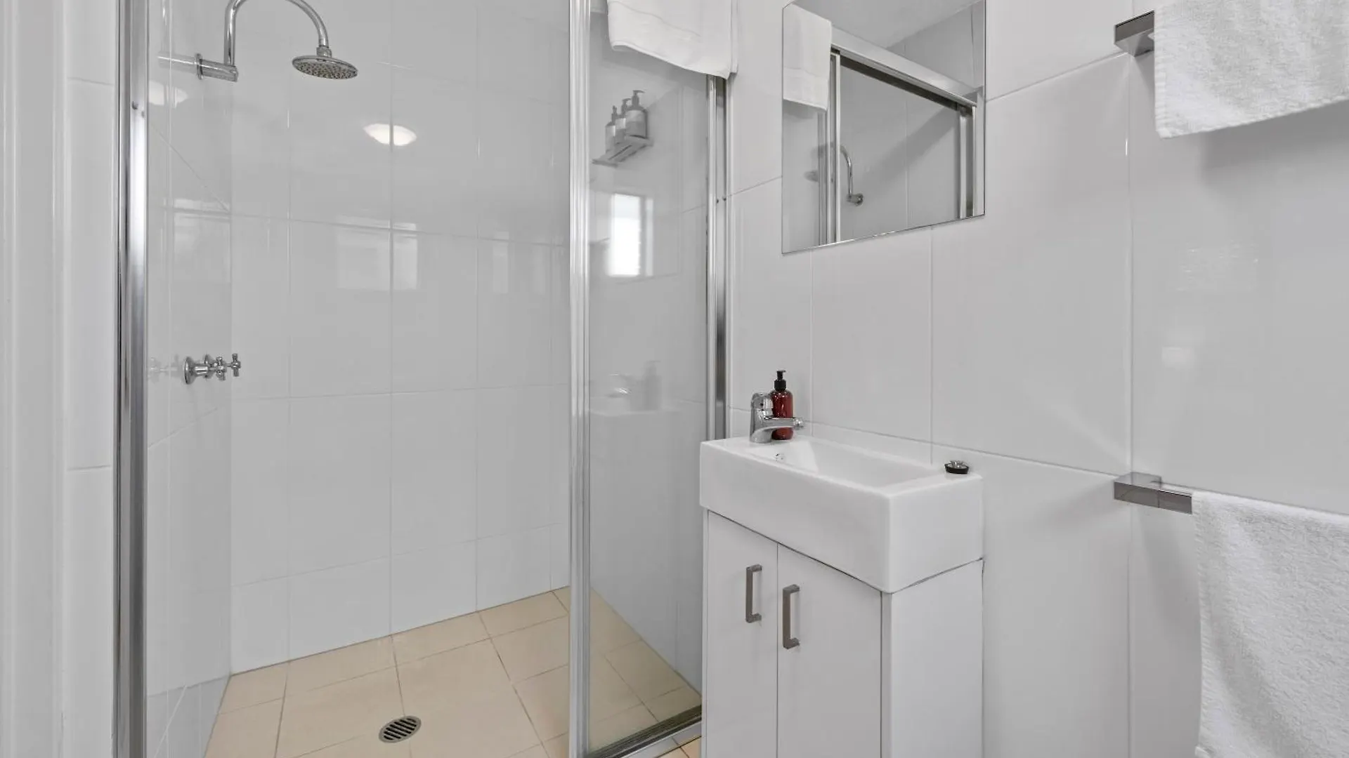 Cozy Studio Near Gabba With Ac, Comfy Bed & Laundry Brisbane Apartment